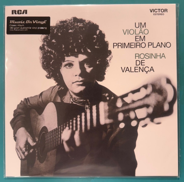 Um Violão Em Primeiro Plano